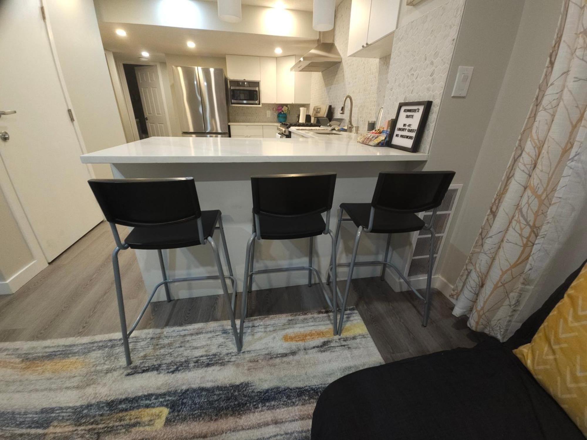 Cozy 2 Bedroom Suite, Queen Beds, Near The Airport Edmonton Exterior foto